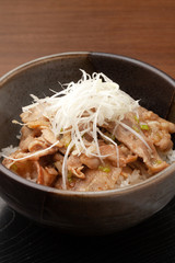 豚バラのネギ塩焼き丼