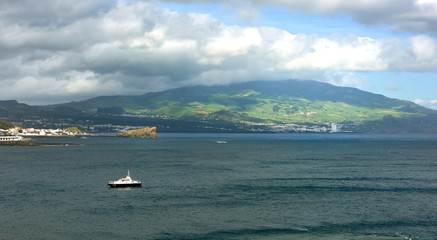Obraz premium PO-23-EST pilot boat rescuing the windsurfer