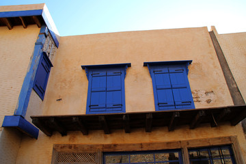 Fototapeta premium Blaue Fensterläden auf Spinalonga