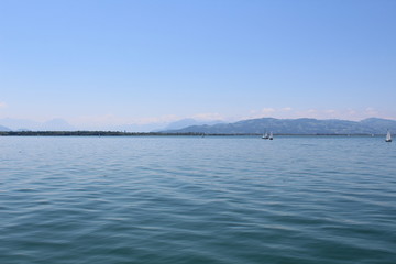 Sailors on Lake Constance, in the background the Alps