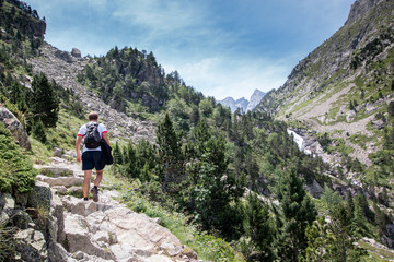 Randonneur vers le refuge Oulettes de Gaube, Pyr&eacute;n&eacute;es 