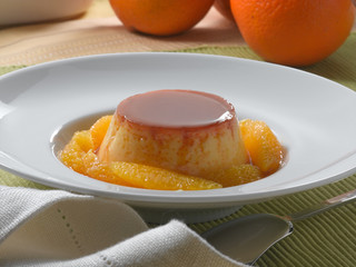 Flan  casero con naranja cortada. Homemade flan with sliced ​​orange.