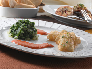 Pescado  rebozado con acelgas salteadas. Battered fish with sautéed chard,