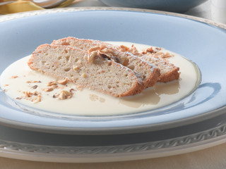 Natillas  con torrijas sobre plato azul. Custard with French toast on blue plate.