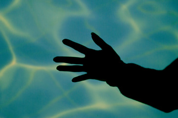 Mano proyección projection hand blue background sky