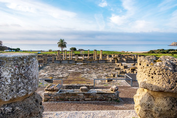 Ruinas al pie de la playa