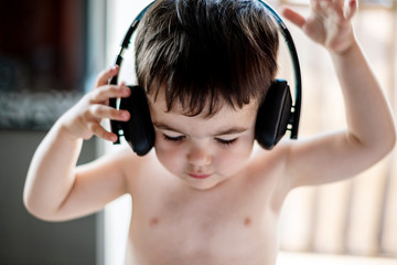 Niño pequeño con auriculares 01