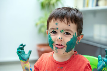 Niño con la  cara llena de pintura 19