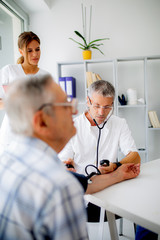 Obraz premium Offering his expert advice to his patient