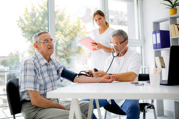 Obraz premium Offering his expert advice to his patient