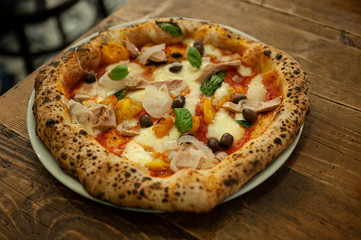 Pizza italiana con tonno