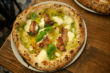 Pizza italiana con pancetta