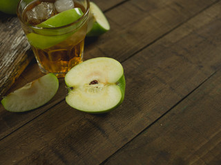 Sok ze świeżych jabłek © PhotoHunter