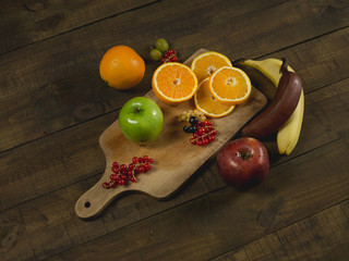 Świeże owoce leżące na drewnianym stole