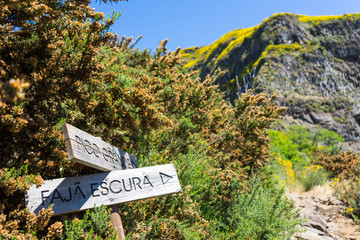 Madeira - Wandern im Zentralgebirge: Wegweiser auf Wanderweg