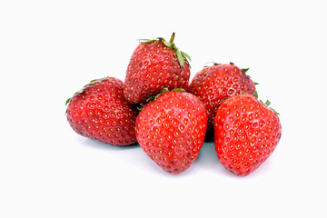 Fünf reife rote Erdbeeren, isoliert vor weißem Hintergrund