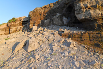 Erdschichten auf der Vulkaninsel Nisyros (Griechenland)
