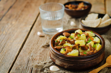 Fototapeta premium Chanterelle onion fried potatoes and shredded parsley
