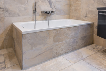 Moderne und luxuriös aussehendes Badezimmer mit gefliester Wanne