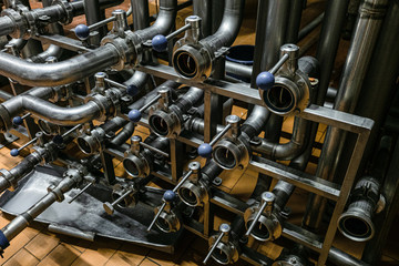 Multichannel distribution of steel pipes with shut-off valves