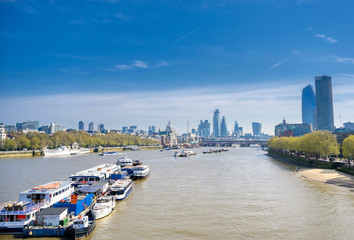 Obraz premium A view along the River Thames on a sunny day in London, UK.