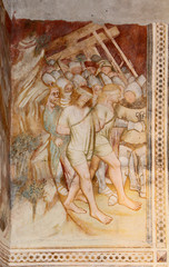 i due ladroni vengono condotti al Calvario; affresco gotico (anno 1400 circa) nella chiesa di San Valentino a Termeno
