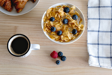 breakfast with blueberryes and cereal