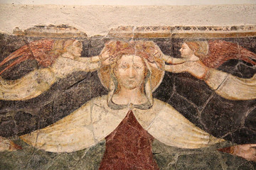 Maria madre di misericordia (particolare); affresco staccato nella chiesa parrocchiale di Termeno
