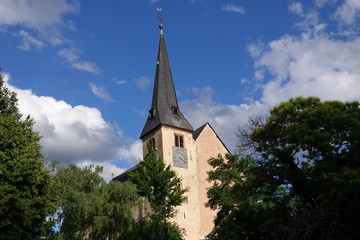 Fototapeta na wymiar Kirche St. Maria Himmelfahrt in Neumagen-Dhron