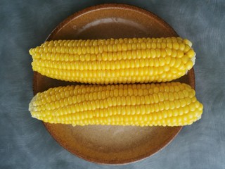 Jaune organique maïs cuit à la vapeur