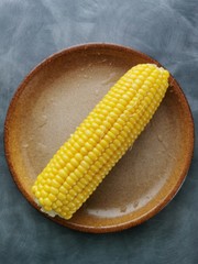Jaune organique maïs cuit à la vapeur