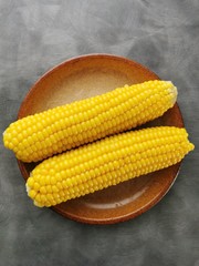 Jaune organique maïs cuit à la vapeur