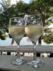 Rempli verre de vin blanc