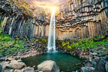 Sonnenuntergang über dem schönen Wasserfall Svartifoss. Lage Skaftafell-Nationalpark, Vatnajokull-Gletscher, Island, Europa. © Lukas Gojda