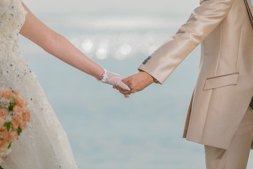 結婚式 手をつないで歩く 新郎新婦