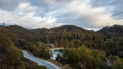 vuelvo de drone sobre ruta y lago
