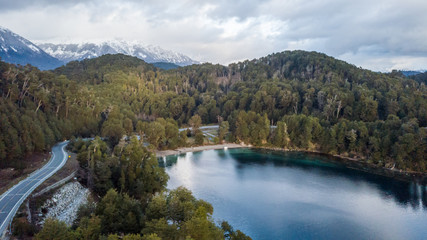 Fototapeta na wymiar vuelvo de drone sobre ruta y lago
