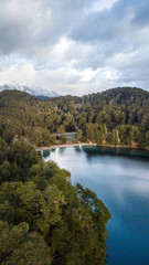 vuelvo de drone sobre ruta y lago