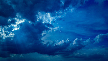 Fototapeta na wymiar Zachmurzone niebo