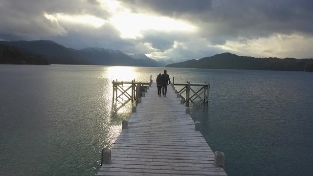 novios caminando por un muelle