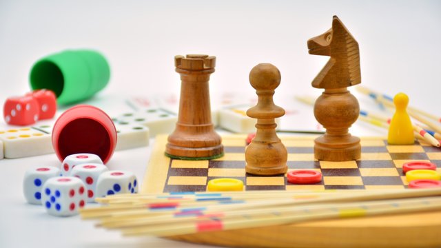Juegos de mesa, de azar y estrategia sobre fondo blanco