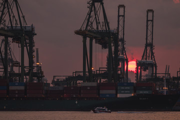 Obraz premium Sunset against a port