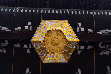 西本願寺 御影堂門 黄金色の吊り灯籠