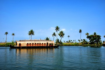 Obraz premium Alappuzha is known as the Venice of the East. Lovely beaches and tranquil backwaters make it a must-visit place