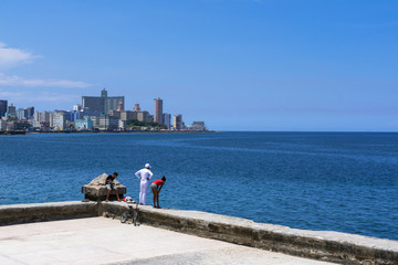 Los muchachos están en el malecón de la ciudad de la Habana Cuba.