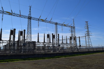 変電設備と送電線
