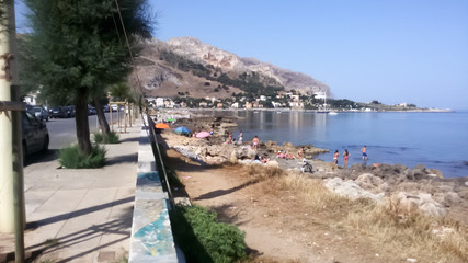 Spiaggianti su riva del mare di Barcarello - Palermo - Sicilia