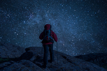 Mountaineer view of night sky with stars - obrazy, fototapety, plakaty