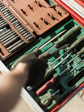 Crop mechanic taking tool out of set