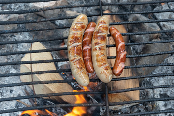 Würste auf dem Rost am offenen Feuer